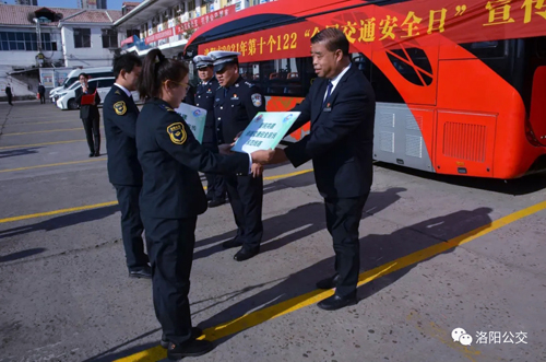 公交、交警戮力同心保安全