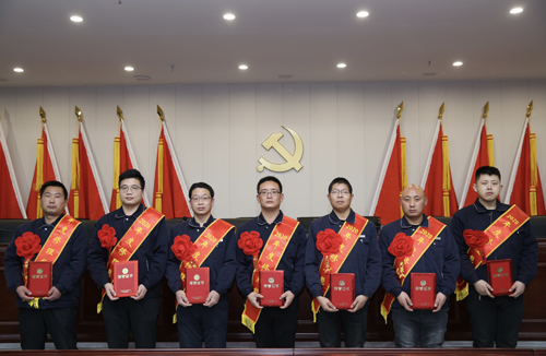 0206 修理能手從左至右依次為 邵冠峰、王寶玉、潘春樂、李龍、許特斯、韓利杰、寇增亮.jpg