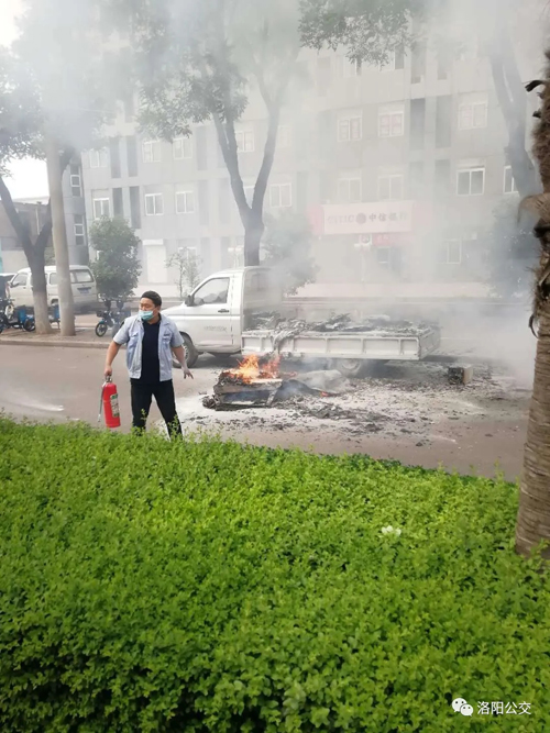 驚險！高溫天小貨車“上火” 萬幸！路遇公交車長及時“滅火”