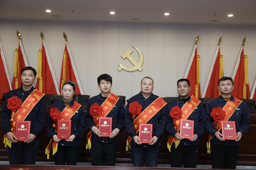 0204 節(jié)能能手從左至右依次為 石亞杰、沈小慶、楊興忠、于俊國、權振利、吳偉偉.jpg